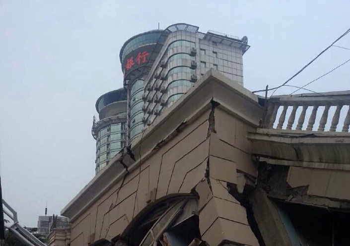 湖北一待拆大樓突然垮塌，萬向重物移動(dòng)器進(jìn)行大量搬運(yùn)作業(yè)