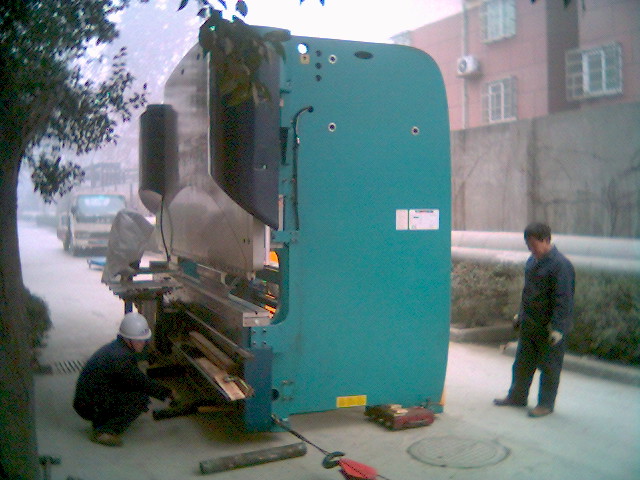 開發(fā)區(qū)某企業(yè)工廠設(shè)備搬運(yùn)案例